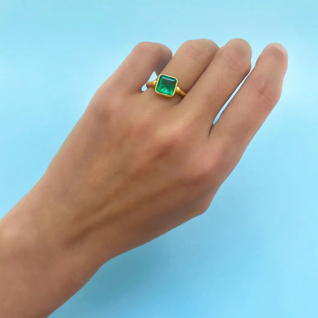 bague_swivel_emeraude_1.webp Bague Swivel Emeraude